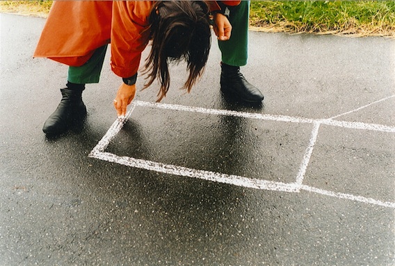 1_Abwicklung im erweiterten Raum_Kreide auf Asphalt